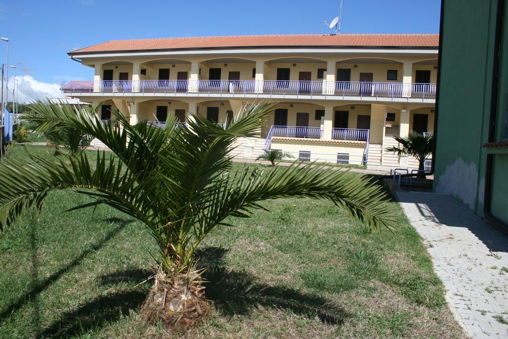 Baia Dei Canonici Aparthotel Villaggio Le Rocelle Eksteriør bilde